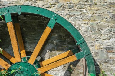 Gatehouse, Dumfries ve Galloway, İskoçya 'daki Filo Suyu' ndaki eski pamuk değirmeninde yeşil ahşap ve metal su çarkı.