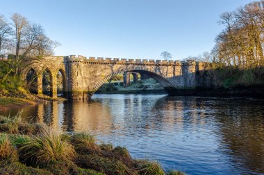 Tongland 'daki Telford Köprüsü' ndeki Dee Nehri 'nin aşağısındaki köprüde sular yükseldiğinde Kirkcudbright İskoçya