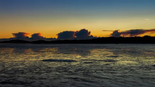 Una Puesta Sol Dorada Reflejándose Sobre Los Lodos Kirkcudbright Bay — Foto de Stock