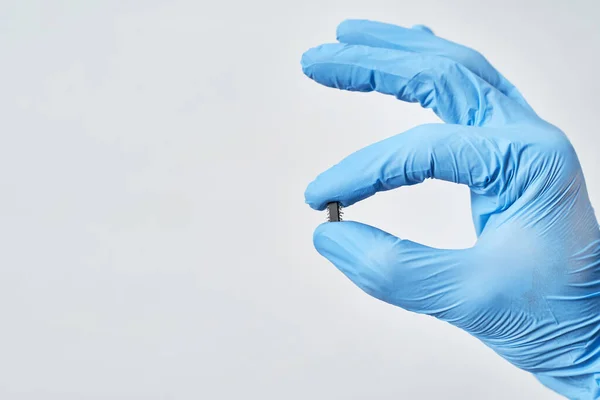Hand Håller Chip Kompenent Inbädda Chipet Mänsklig Hud Mikrokontroll Implantera — Stockfoto