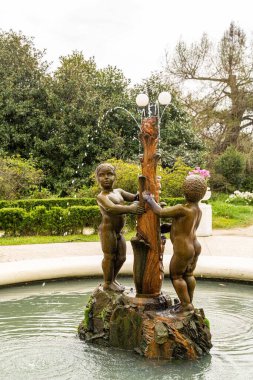 Soçi 'deki parkta heykellerle dolu bir çeşme.