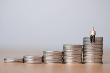 Yaşlanan toplum ve emeklilik konsepti için para biriktirmek..