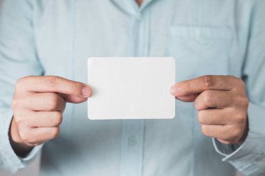 Metin ya da mesaj eklemek için beyaz kağıt tutan bir işadamı ya da kopya alanı olan bir taklit reklam.