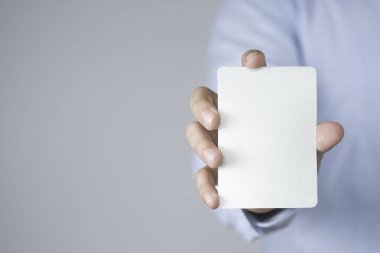 Metin ya da mesaj eklemek için beyaz kağıt tutan bir işadamı ya da kopya alanı olan bir taklit reklam.