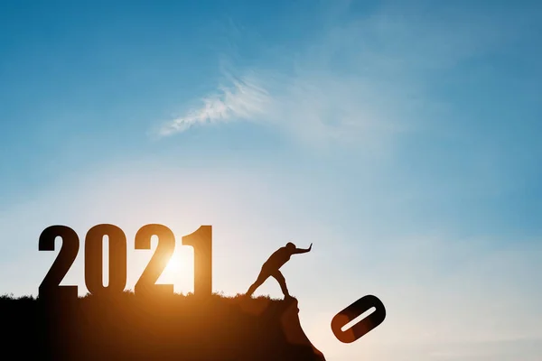 2021 sayısının mavi gökyüzü ve gün doğumuyla birlikte olduğu uçurumdan aşağı sıfır numarasına basın. Mutlu yıllar 2021 'in başlangıç ve karşılama sembolü..