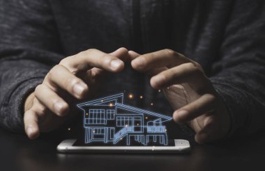 Akıllı telefondan sanal bilgi evini koruma işi. Gayrimenkul yatırım kavramı.