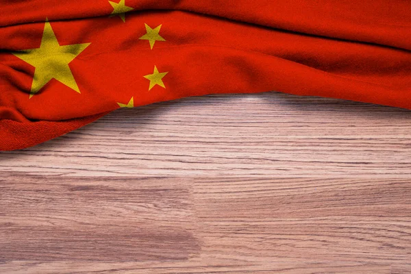 Zmačkaný Republiky Čínské Vlajky Dřevěném Pozadí — Stock fotografie