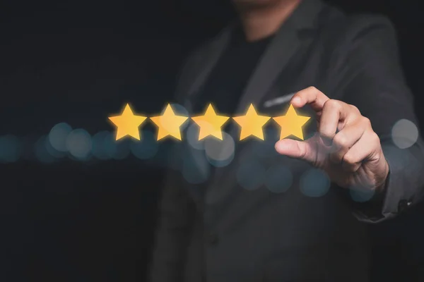 Kundenzufriedenheit Produkt Und Dienstleistungskonzept Geschäftsmann Legt Goldenen Fünf Sterne Stern — Stockfoto