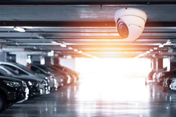 Modern Cctv Kamera För Övervakning Och Säkerhet Väggen Med Parkeringsplats — Stockfoto