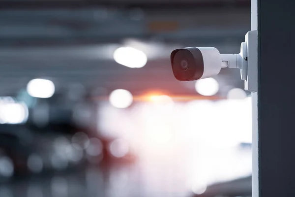 Modern Cctv Kamera För Övervakning Och Säkerhet Väggen Med Parkeringsplats — Stockfoto