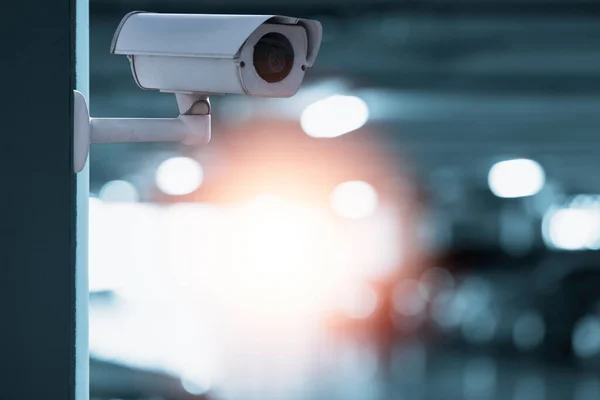 Modern Cctv Kamera För Övervakning Och Säkerhet Väggen Med Parkeringsplats — Stockfoto