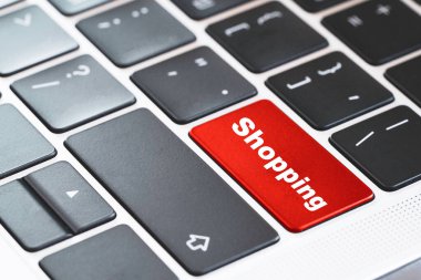 Çevrimiçi alışveriş konsepti, laptop klavye bilgisayarının kırmızı düğmesinden alışveriş.
