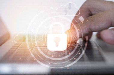 Bilgisayara giriş şifresi ve bilgisayar sistemine erişim için bilgisayar laptopu kullanarak elle. Teknoloji konseptinde güvenlik.
