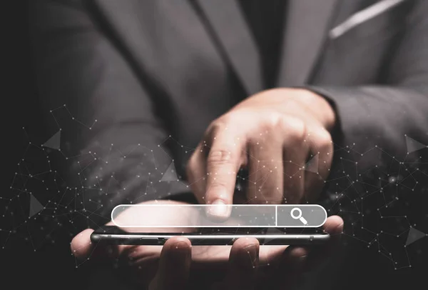 検索を使用するためにスマートフォンに触れるビジネスマン — ストック写真