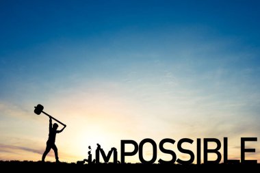 Zihin yapısı, siluet adam yok etmek için çekiçle ezildi. Mavi gökyüzü ve güneş ışığı üzerindeki olası ifadeler imkansız..