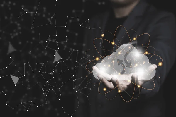 Affärsman Som Innehar Virtuell Cloud Computing För Att Överföra Data — Stockfoto