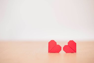 Sevgililer Günü konsepti, tahta küp blokta kırmızı kalp izi ekranı ve masa üstünde istifleme.