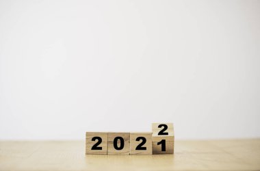 Tahta küplerin 2021 'den 2022' ye çevrilmesi. Mutlu Noeller ve mutlu yıllar konsepti.