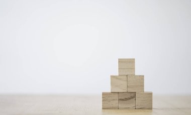 Giriş ifadeleri ve bilgi simgesi için boş tahta küpleri kopyalama alanı ile birlikte masaya yerleştiriliyor.