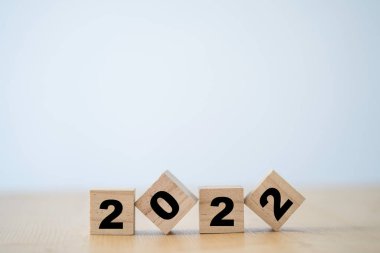 Ahşap blok küpleri üzerine 2022 yıllık baskı ekranı, yeni yıla ve mutlu noeller konseptine hazır olun..