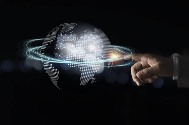 Küresel iletişim ve teknoloji kavramı, iş adamı dünyaya bağlantı hattıyla dokunuyor.