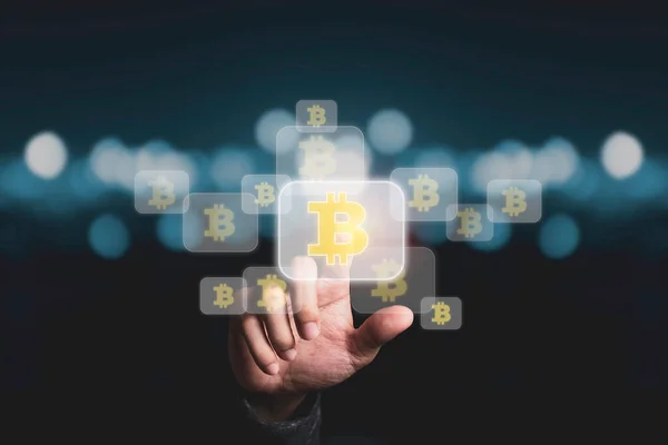 Hand Aanraken Bitcoins Symbool Met Blauwe Bokeh Bitcoin Crypto Valuta — Stockfoto