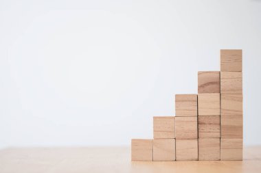 Giriş ifadeleri ve bilgi simgesi için boş tahta küpleri kopyalama alanı ile birlikte tablo üzerine istifleme.