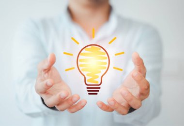 Sanal ampul tutan iş adamı, yaratıcı fikir ve yenilik kavramı.