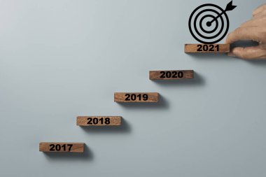 Tahta blok küp ve Dartboard üzerindeki bir yıllık baskı ekranı diğer yıllar için en büyük ok, iş hedefi ve hedef kavramı oluşturur.