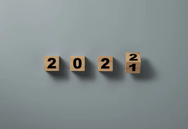 Klappbarer Holzblock Würfel Der 2021 Auf 2022 Auf Blauem Hintergrund — Stockfoto