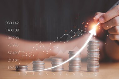 Sanal grafik ve grafikle büyüyen madeni paralar üzerine artan ok çizen işadamı, tasarruf ve iş kar büyümesi kavramını yatırıyor.