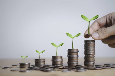 Para biriktirmek için madeni paraları el yordamıyla biriktirmek..