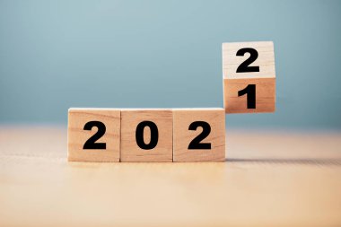2021 'den 2022' ye kadar olan değişim için ahşap kübün fırlatılması, Mutlu Noeller ve mutlu yeni yıl konsepti için hazırlık.