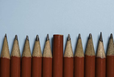 Kırmızı kalemlerden birinin ucu kırmızı kalem grubunun ucuna geçmiştir. Farklı düşünce ve liderlik kavramları bozulur..