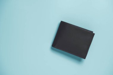 Üzerinde banknot bulunan kahverengi deri para cüzdanının üst görüntüsü ve boşluğu kopyala.