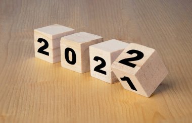 Mutlu Noeller ve mutlu yeni yıl konsepti, 2021 'den 2022' ye tahta blok değişimi..