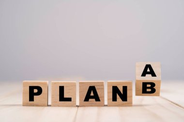 Tahta masadaki A planını B 'ye çevirmek için tahta küp blokları çevirmek.