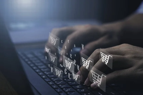 Sanal tramvay alışveriş arabası simgesi ve para birimi para işareti gibi dizüstü bilgisayar klavyesine yazı yazmak suretiyle sipariş vermek, online alışveriş kavramı.