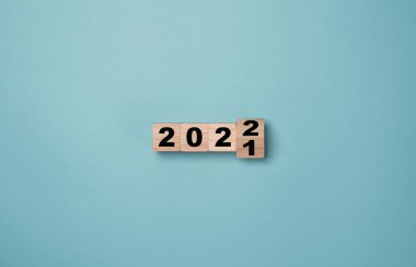 Tahta küplerin 2021 'den 2022' ye çevrilmesi. Mutlu Noeller ve mutlu yıllar konsepti.