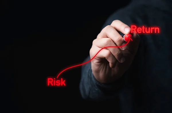 Üzletember Rajz Piros Nyíl Kockázat Hozam Megfogalmazása Befektetési Kapcsolat Magas — Stock Fotó