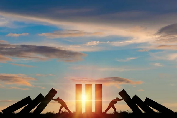 Silhouette Mann Schiebt Rechteck Block Der Fällt Dominosteine Andere Rechteck — Stockfoto