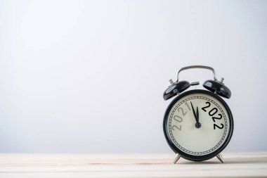 2021 ve 2022 yıllarında siyah alarmlı masa üzerinde fotokopi alanı, Mutlu Noeller ve mutlu yıllar konsepti..