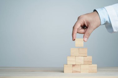 Giriş ifadeleri ve bilgi simgesi için boş tahta küpleri kopyalama alanı ile birlikte masaya yerleştirmek ve dizmek.