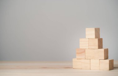  Giriş ifadeleri ve bilgi simgesi için boş tahta küpleri kopyalama alanı ile birlikte masaya yerleştiriliyor.