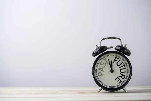 Reloj Despertador Corriendo Para Cambio Pasado Futuro Mesa Madera Con —  Fotos de Stock