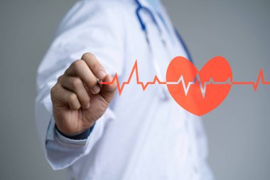 Doktor eli kırmızı kalp ile işaret dalgası çiziyor, sağlıklı ve kalp hastalığı konsepti.