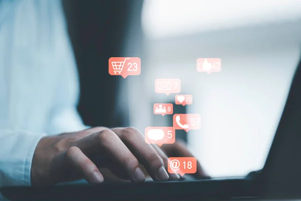 Biznesmen Pomocą Laptopa Mediami Społecznościowymi Ikonami Technologii Połączenia Kontaktu Ludźmi — Zdjęcie stockowe