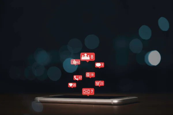 带有智能手机和蓝色Bokeh背景的红消息框上的社交媒体图标 — 图库照片