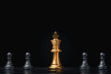 Gümüş piyonların önünde altın kral satrancı liderlik konsepti için satranç.