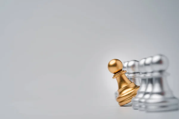 黄金の駒のチェスは 異なる思考と主導的な変化 混乱とユニークな概念のために行から移動します — ストック写真